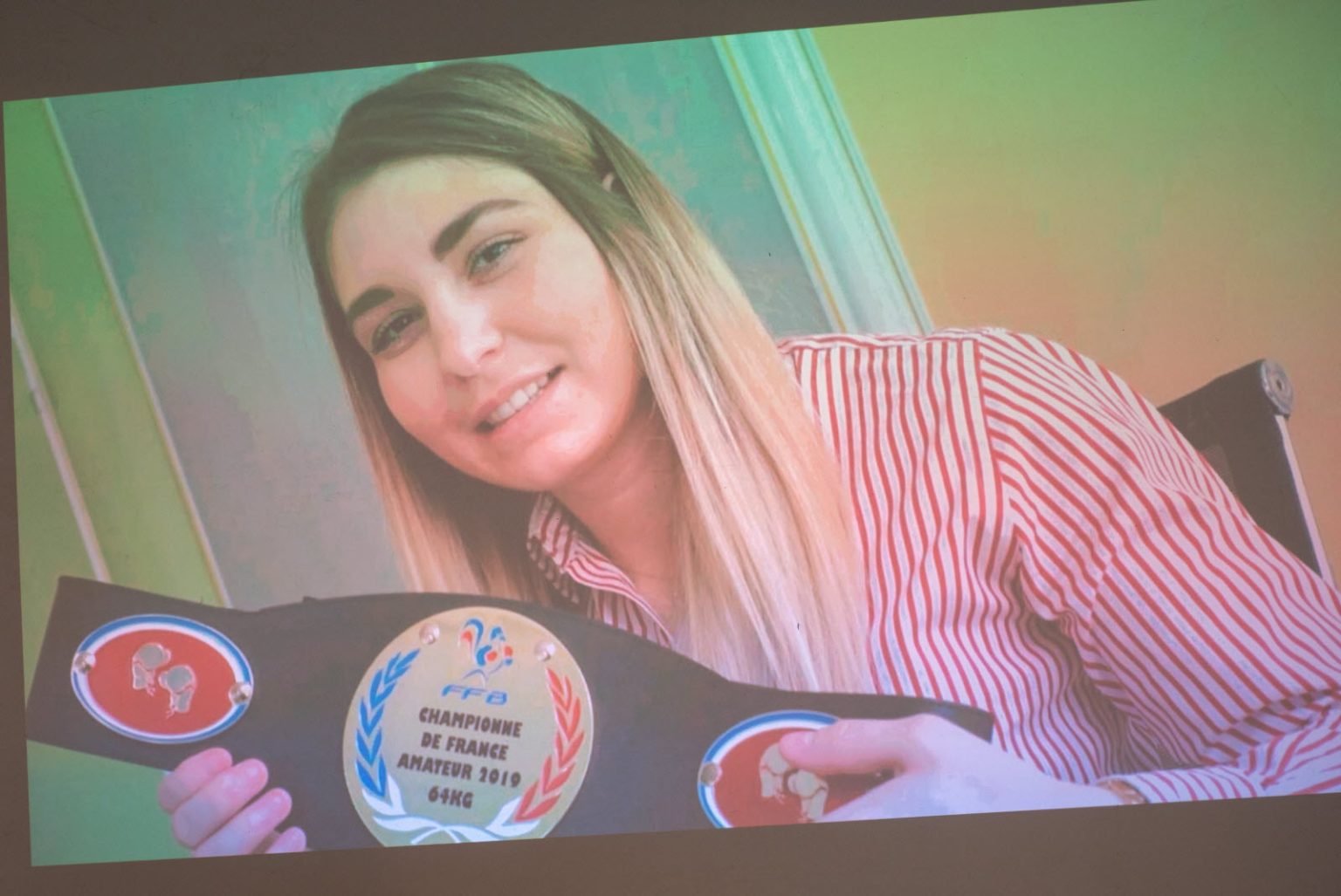 upptäck historien om floa pili, en hr-anställd, moselle-ledamot och professionell boxningsvärldsmästare, som kombinerar expertis inom personalhantering med framgångar i ringen.