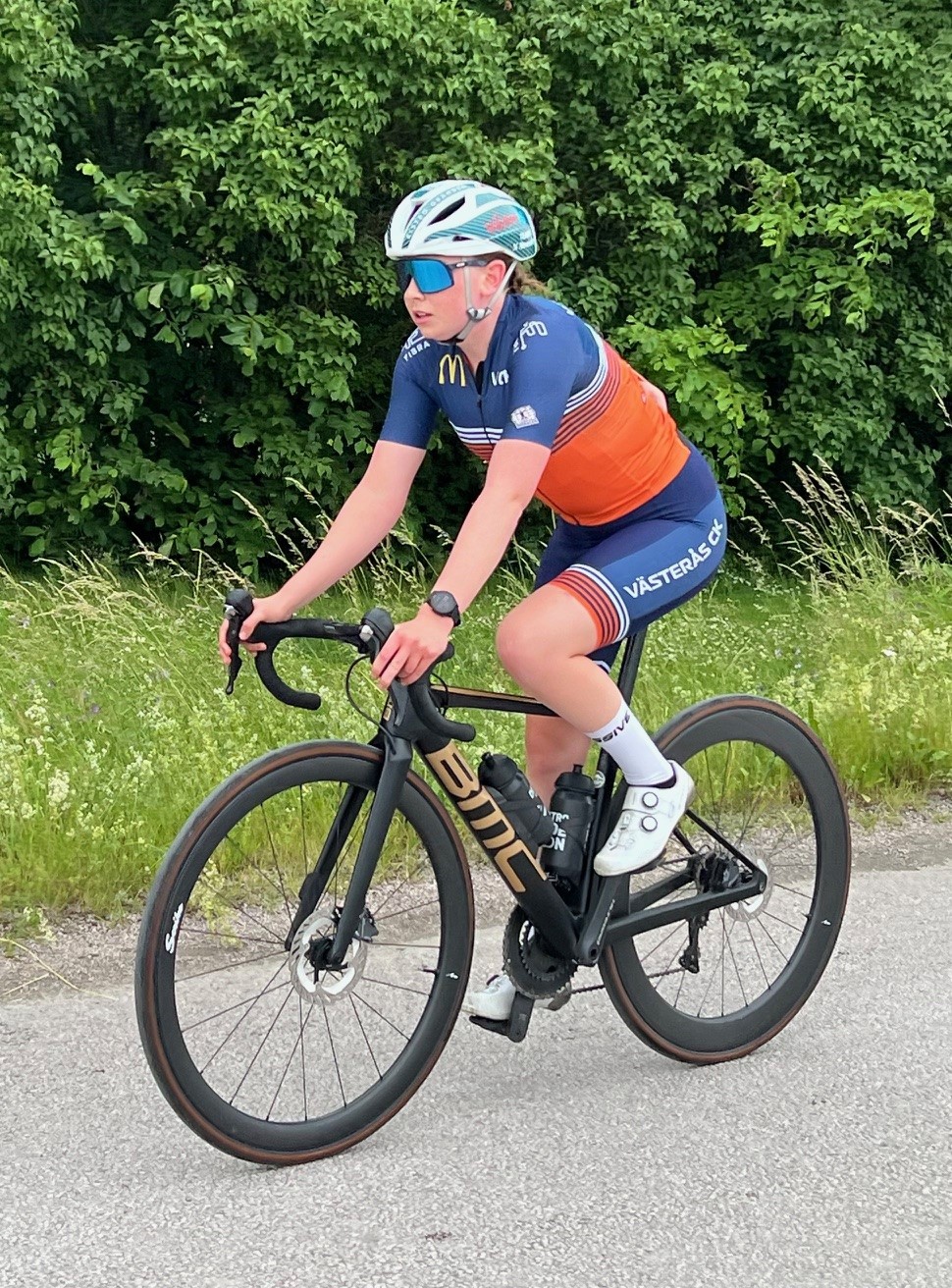 sigi wimala förbereder sig intensivt för att delta i en internationell cykeltävling och siktar på topprestationer.