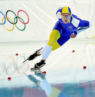 en amerikansk skridskoåkare kritiseras efter en olycka med en sydkoreansk konkurrent under vinter-os, vilket väcker diskussioner och kontroverser.